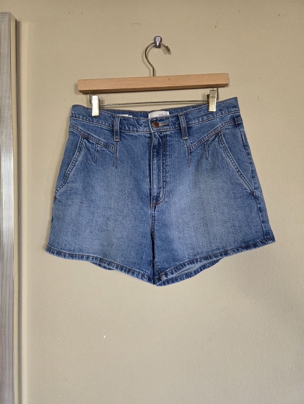 Universal Thread High Rise Midi Vintage Style Mid-Rise Denim Shorts Yoke Pleats